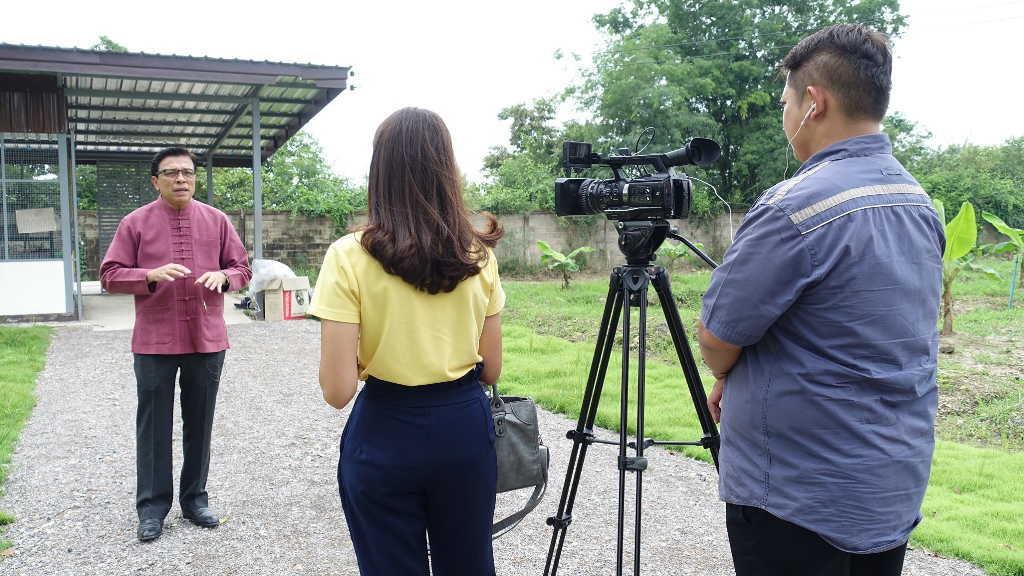 ผู้ช่วยศาสตราจารย์ ดร.เสนาะ กลิ่นงาม อธิการบดีมหาวิทยาลัยราชภัฏเพชรบุรี ให้สัมภาษณ์ผู้สื่อข่าวสถานีวิทยุโทรทัศน์แห่งประเทศไทย (สทท.) การมีส่วนร่วมของมหาวิทยาลัยฯ ในการบริหารจัดการขยะ