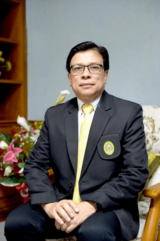 ผู้ช่วยศาสตราจารย์ ดร.เสนาะ กลิ่นงาม อธิการบดีมหาวิทยาลัยราชภัฏเพชรบุรี